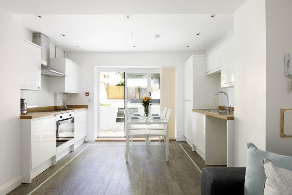2 Bedrooms Close To The Beach With Garden And Own Entrance ! Hove Esterno foto